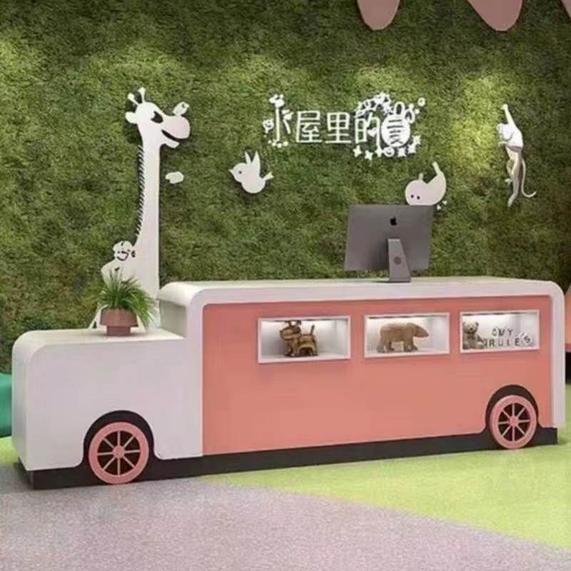 教育機構辦公桌前臺