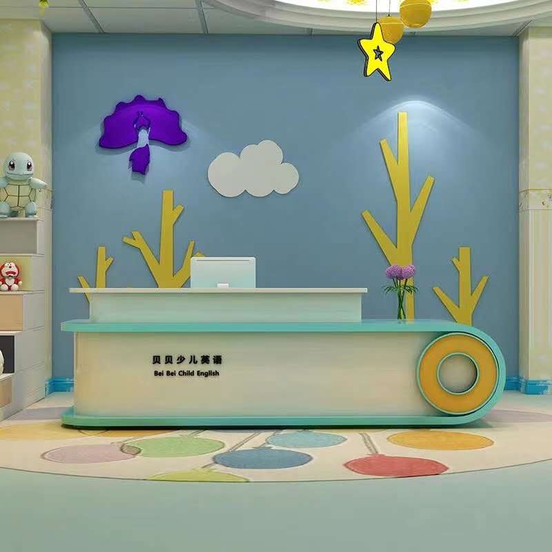 教育機構辦公桌前臺